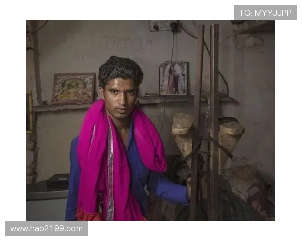 《球王C罗：从贫民窟到绿茵场的传奇之路预告震撼发布》